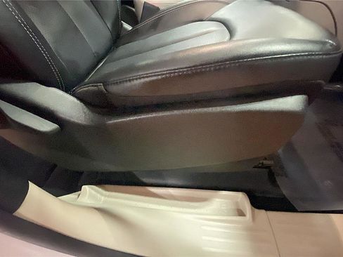 Used 2024 Chrysler Pacifica Touring-L image 19