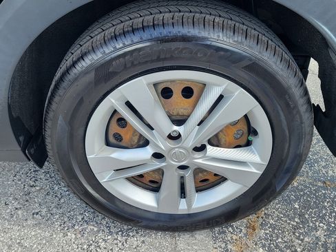 Certified 2018 Nissan Kicks S FWD image 9