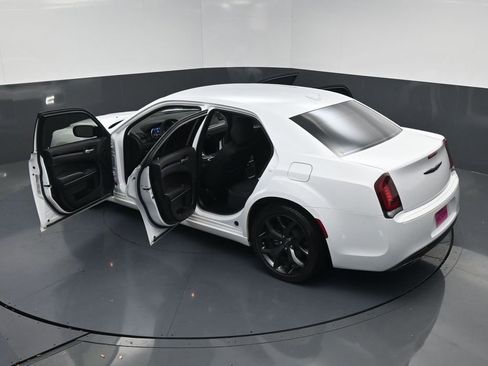 Used 2023 Chrysler 300 Touring w/ Sport Appearance Package image 20