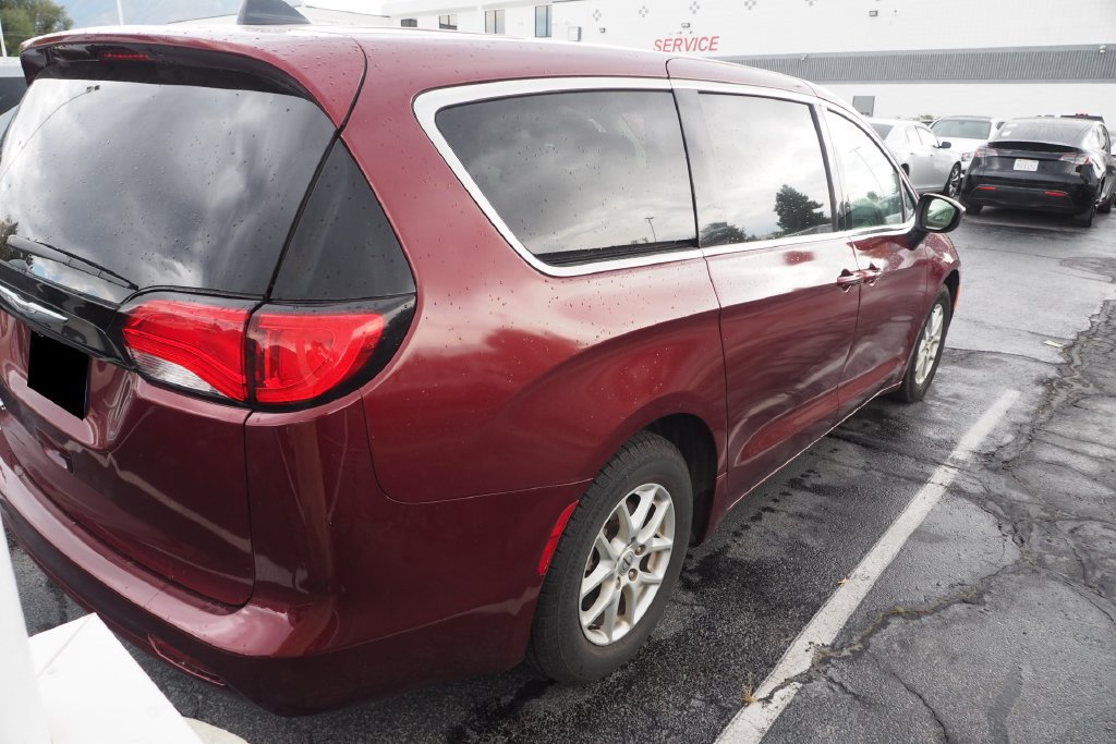 Used 2022 Chrysler Voyager LX FWD image 3