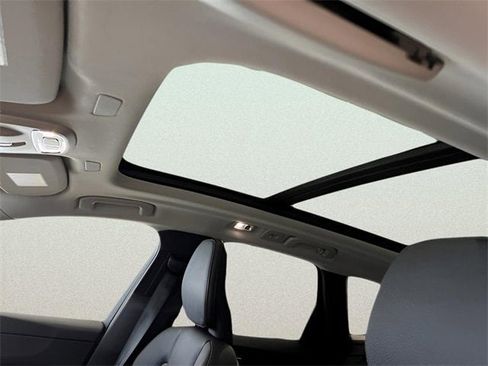 Used 2021 Volvo XC60 T5 Momentum w/ Premium Package image 18