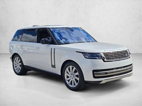 Used 2023 Land Rover Range Rover SE image 3