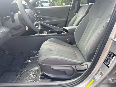 Used 2021 Hyundai Elantra SE FWD image 11