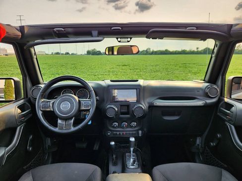 Used 2016 Jeep Wrangler Unlimited Sport w/ Connectivity Group AWD/4WD image 7