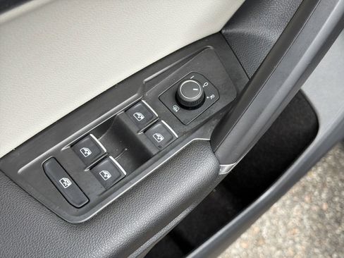 Used 2020 Volkswagen Tiguan S image 15