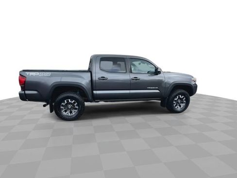 Used 2019 Toyota Tacoma TRD Off-Road w/ Technology Package AWD/4WD image 9