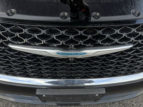 Used 2021 Chrysler Pacifica Limited w/ Uconnect Theater Family Group image 30