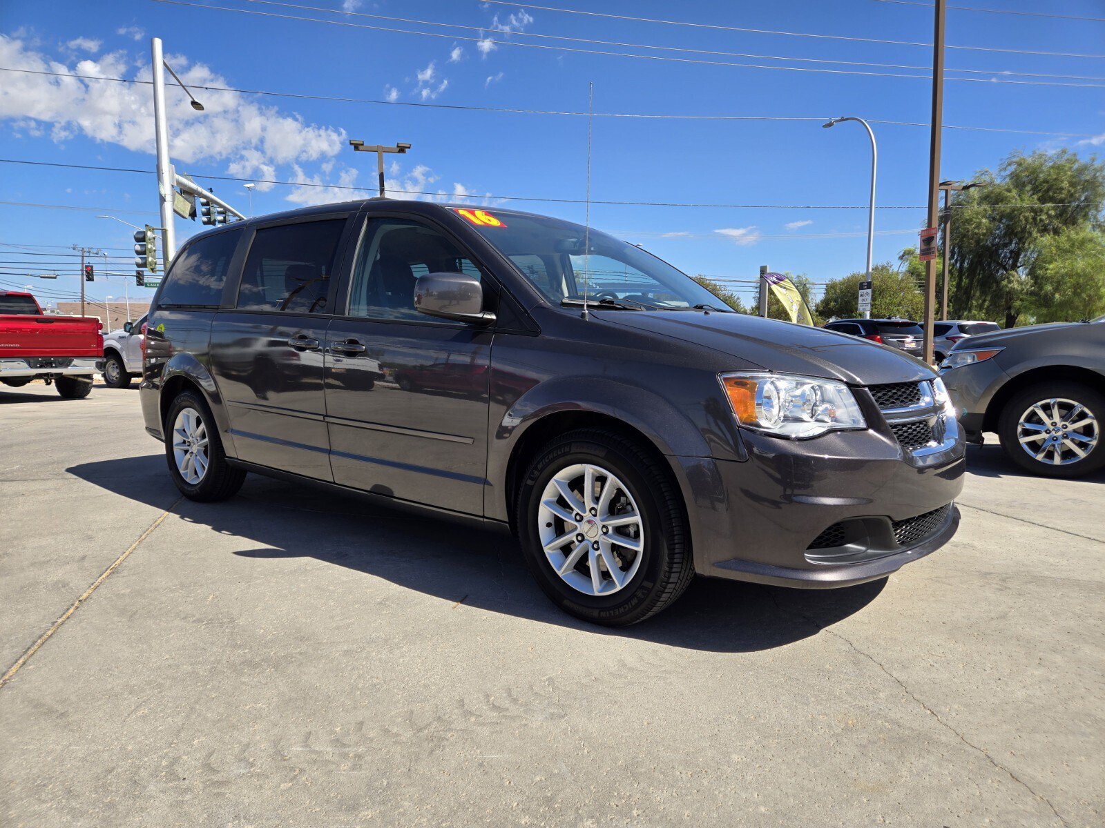 Used 2016 Dodge Grand Caravan SXT w/ UConnect Hands-Free Group FWD image 4