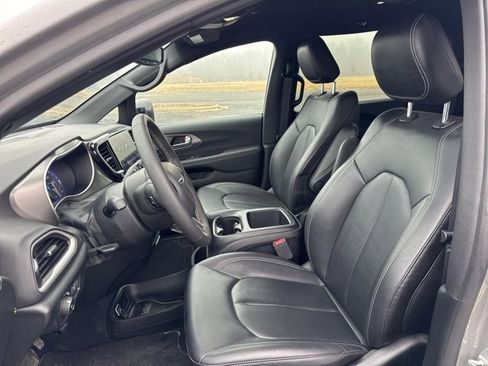 Used 2025 Chrysler Pacifica Select image 7