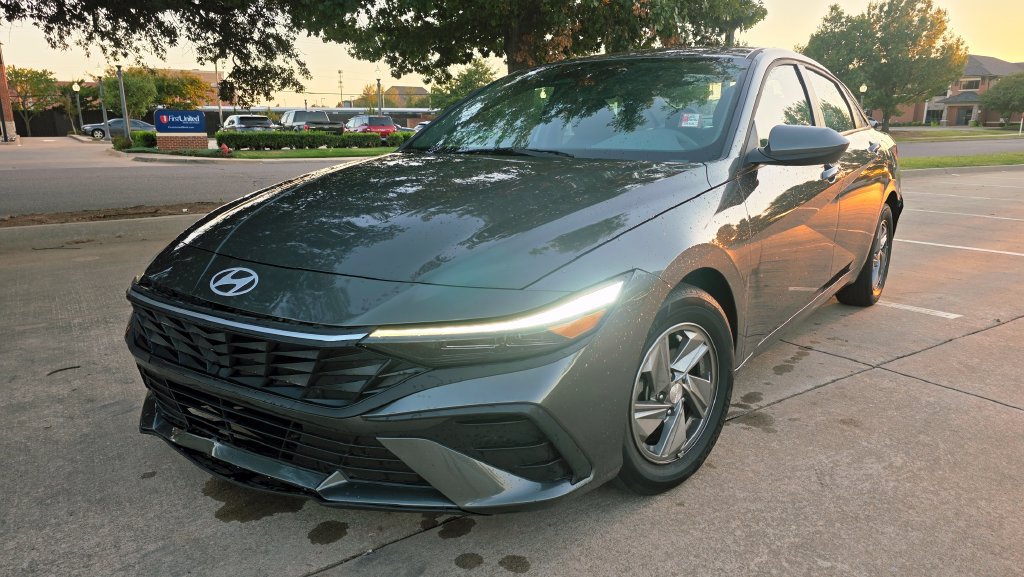 Certified 2025 Hyundai Elantra SE FWD image 4
