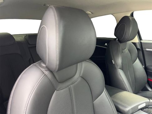 Used 2025 Genesis G70 2.5T image 45