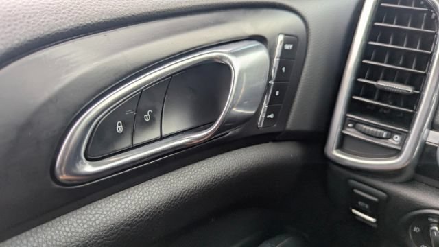 Used 2018 Porsche Cayenne Platinum Edition AWD/4WD image 31