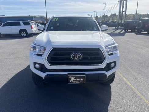 Used 2021 Toyota Tacoma SR5 AWD/4WD image 9