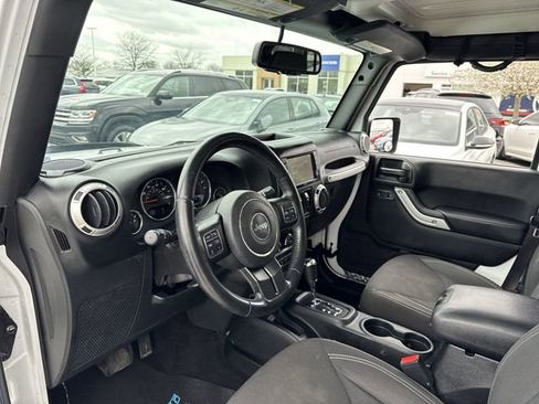 Used 2016 Jeep Wrangler Unlimited Sahara w/ Connectivity Group AWD/4WD image 10