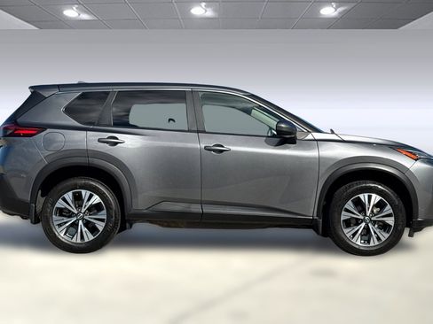 Used 2023 Nissan Rogue SV image 2