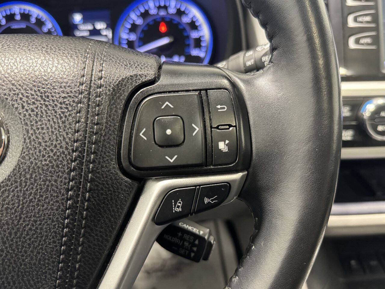 Used 2019 Toyota Highlander XLE AWD/4WD image 31