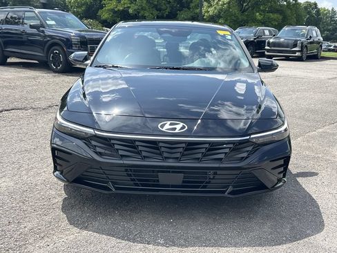 Used 2025 Hyundai Elantra Limited FWD image 2