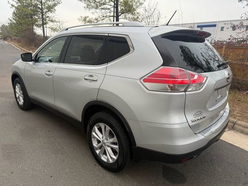Used 2016 Nissan Rogue SV image 3