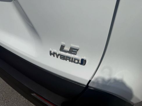 Used 2021 Toyota RAV4 LE AWD/4WD image 32