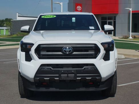 Used 2025 Toyota Tacoma SR5 AWD/4WD image 26
