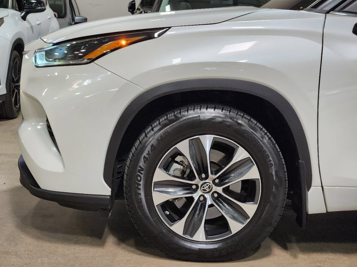 Used 2021 Toyota Highlander XLE AWD/4WD image 5