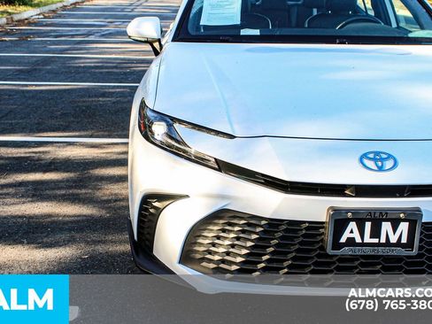 Used 2025 Toyota Camry SE image 12