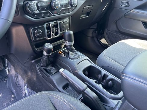 Used 2025 Jeep Wrangler Unlimited Sahara AWD/4WD image 41