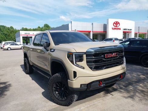 Used 2022 GMC Sierra 1500 AT4 w/ AT4 Premium Package AWD/4WD image 9
