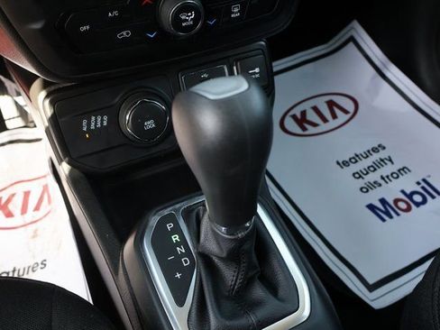 Used 2021 Jeep Renegade Latitude AWD/4WD image 32