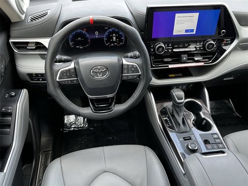 Used 2025 Toyota Highlander Platinum image 10