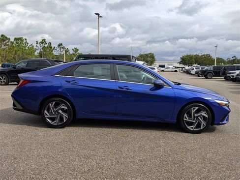 Used 2025 Hyundai Elantra Limited image 3