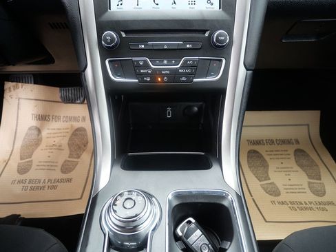 Used 2017 Ford Fusion SE w/ Fusion SE Technology Package image 12