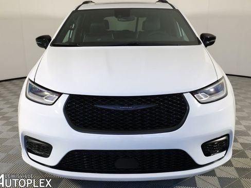 Used 2025 Chrysler Pacifica Limited FWD image 2