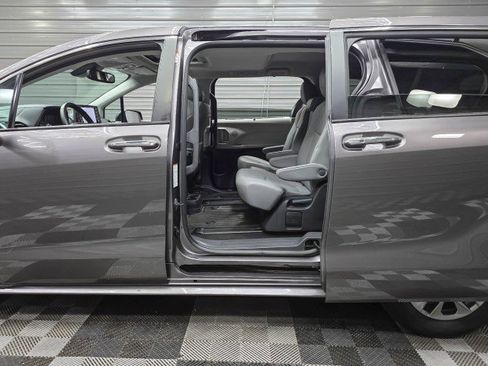 Used 2023 Toyota Sienna XLE FWD image 16