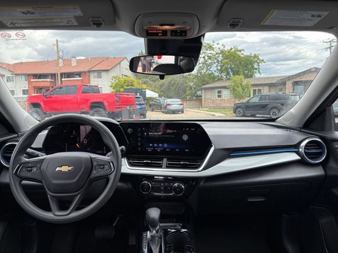 Used 2025 Chevrolet Trax LT FWD image 32