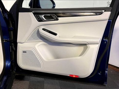 Certified 2023 Porsche Macan S AWD/4WD image 26