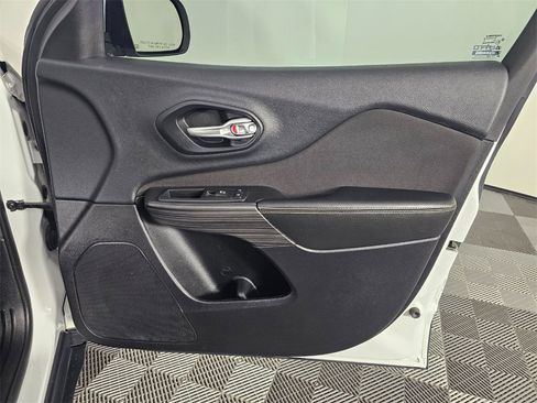 Used 2015 Jeep Cherokee Latitude w/ Cold Weather Group image 30