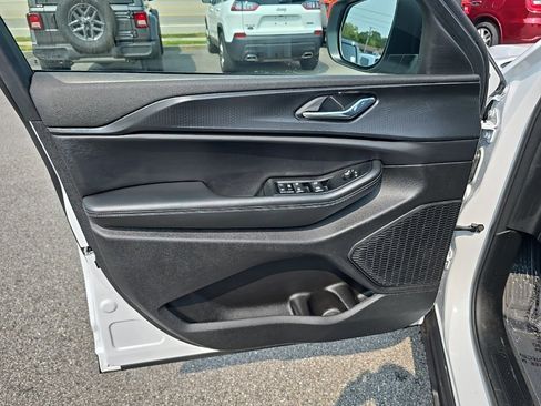 Certified 2025 Jeep Grand Cherokee Laredo X image 18