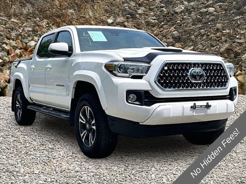 Used 2018 Toyota Tacoma TRD Sport AWD/4WD image 9