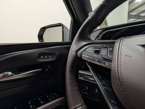 Used 2024 Cadillac Escalade V w/ LPO, ONYX Package image 32