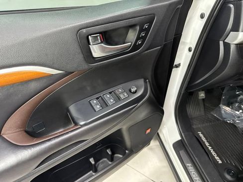 Used 2019 Toyota Highlander Limited Platinum AWD/4WD image 14