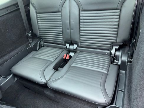 Used 2023 Land Rover Discovery Metropolitan Edition image 48