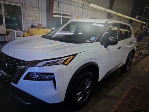 Used 2021 Nissan Rogue S image 2