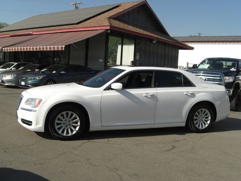 Used 2014 Chrysler 300 image 4