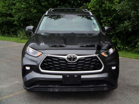 Used 2022 Toyota Highlander XLE AWD/4WD image 2