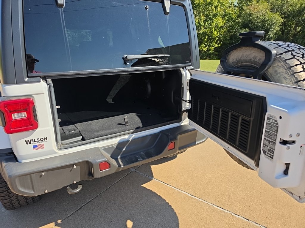 Used 2018 Jeep Wrangler Unlimited Sahara AWD/4WD image 31