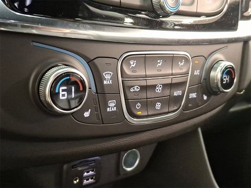 Used 2022 Chevrolet Traverse LT w/ LT Premium Package image 19