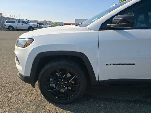 Used 2025 Jeep Compass Latitude w/ Convenience Group AWD/4WD image 6