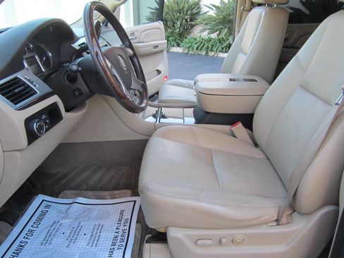 Used 2009 Cadillac Escalade Base AWD 4dr SUV w/V8 Ultra Lu image 28