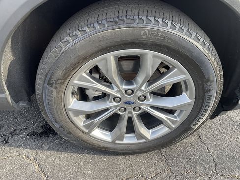 Used 2022 Ford Explorer XLT w/ Equipment Group 202A image 16